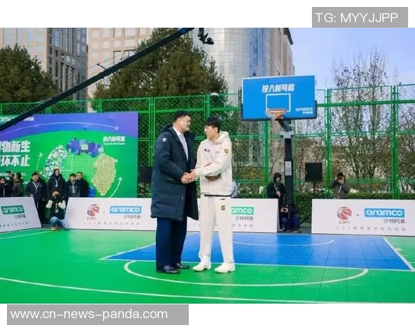 姚明谈篮球场内外的差异：透明竞技与复杂人生的对比分析